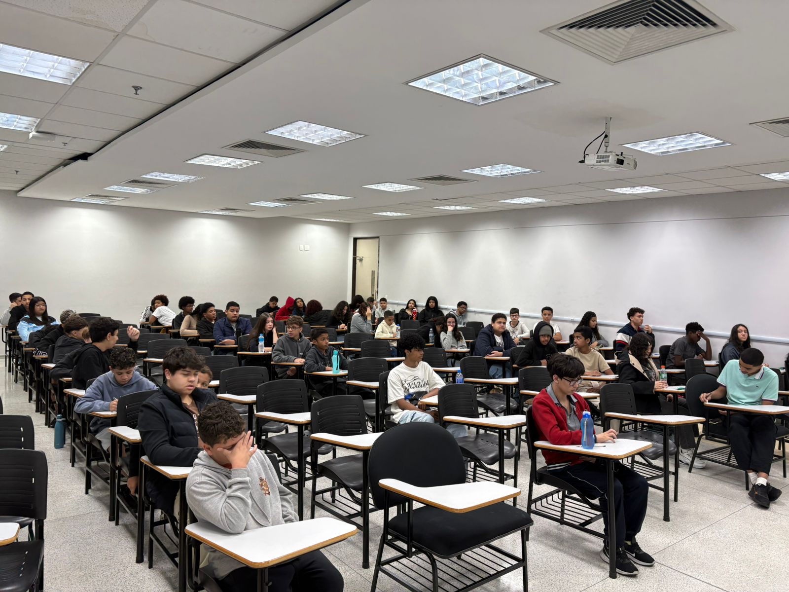 Sala de aula cheia de jovens estudando para a prova das ETECs