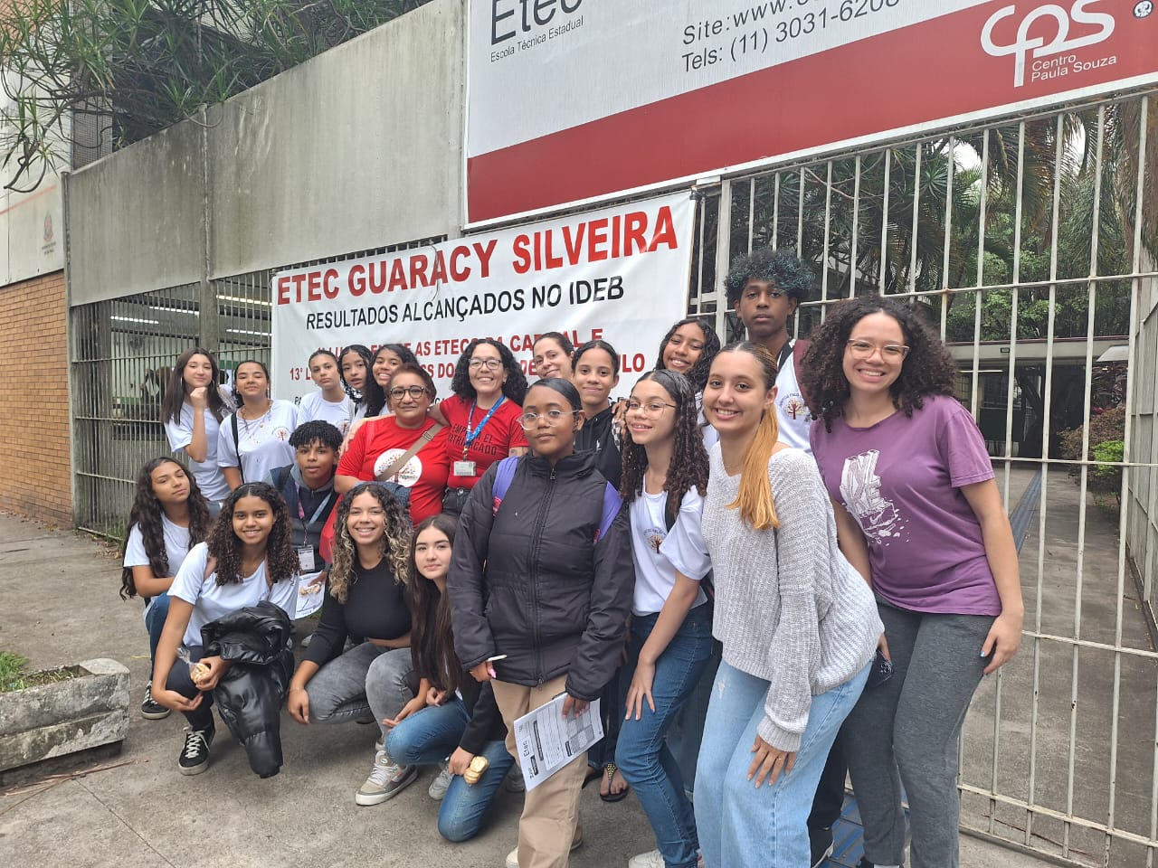 Alunos do Rumo à ETEC em visita à ETEC Guaracy Silveira