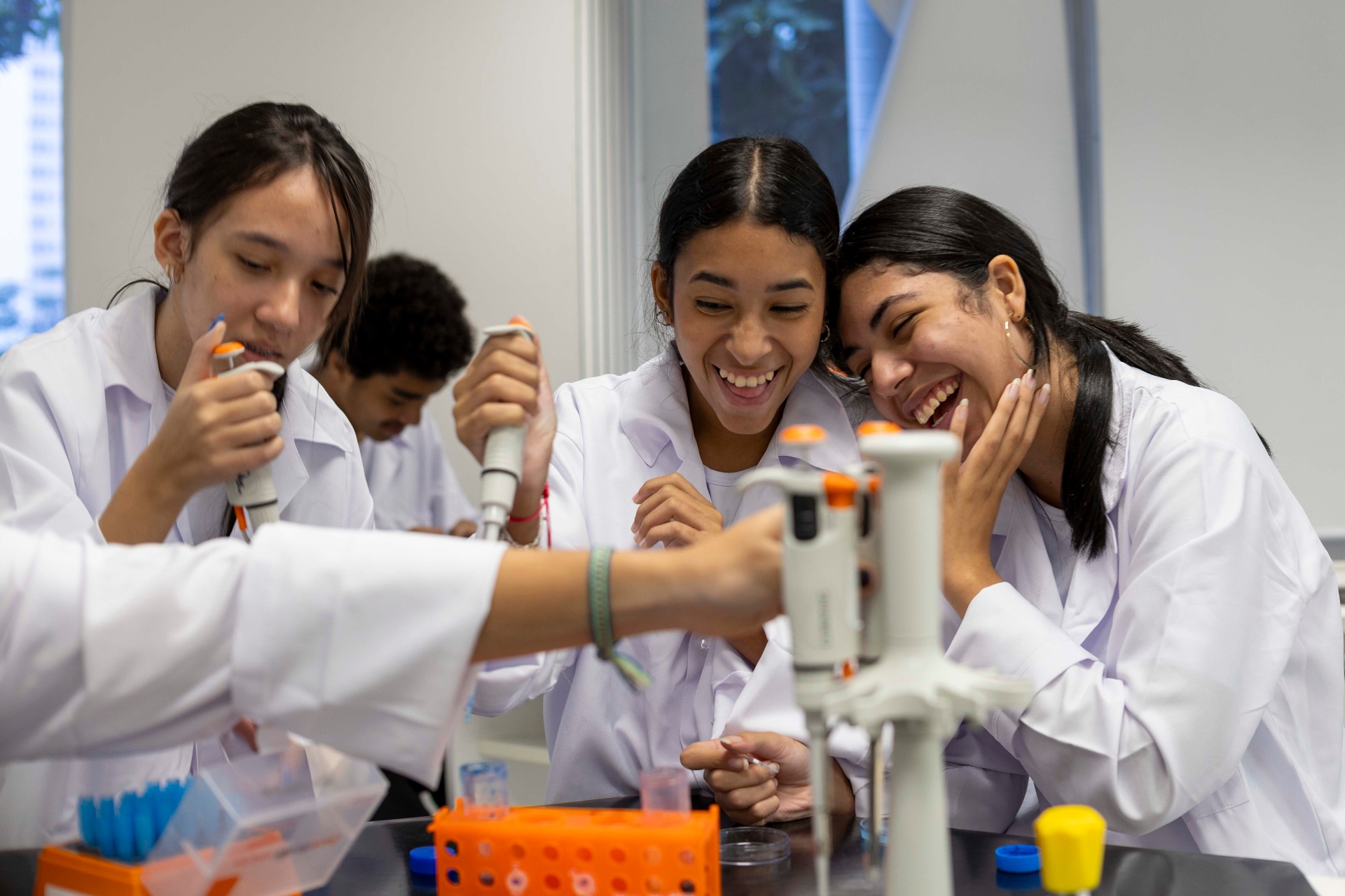Alunos do Rumo à ETEC em aula no laboratório da Faculdade Mackenzie