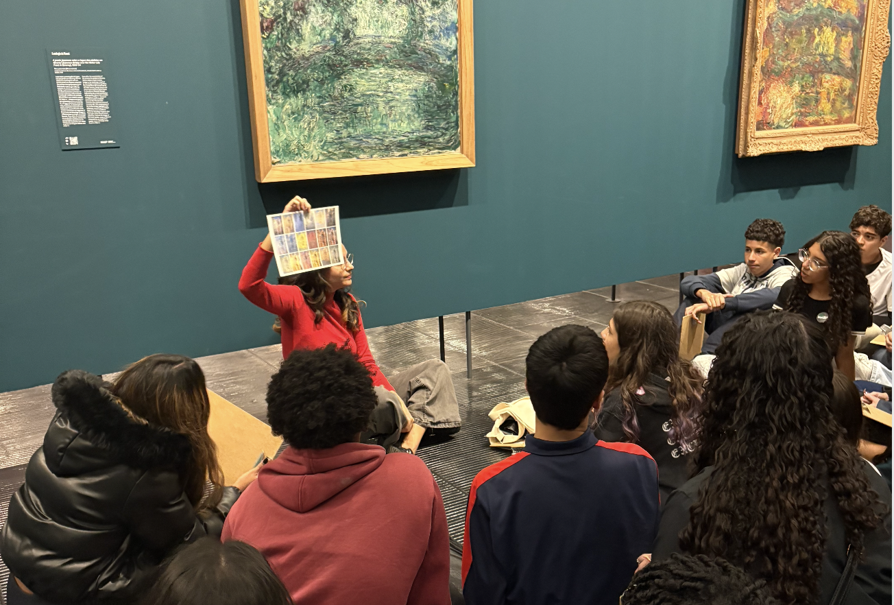 Visita ao MASP - alunos do Rumo à ETEC observando obras de arte