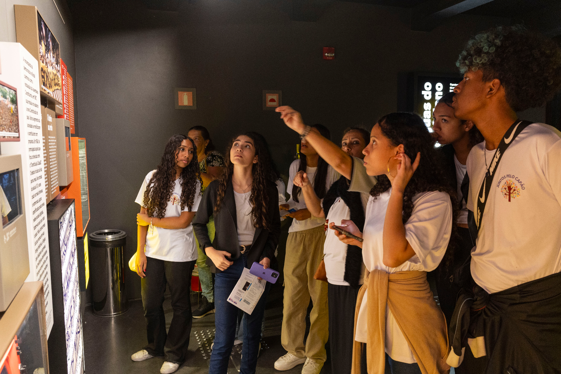 Visita ao Museu da Língua Portuguesa - alunos observando exposição