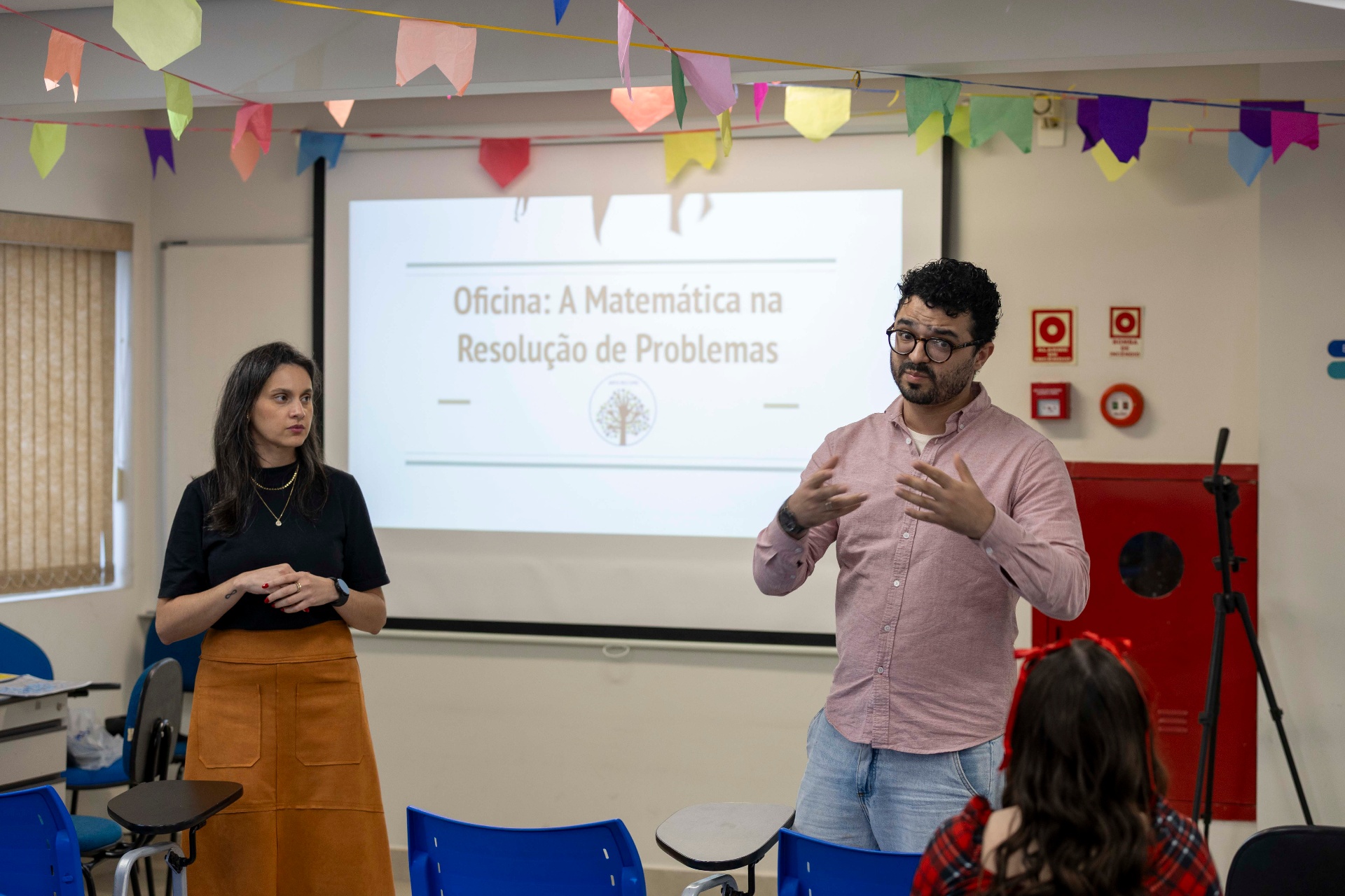 Oficina de matemática com professores apresentando aos alunos