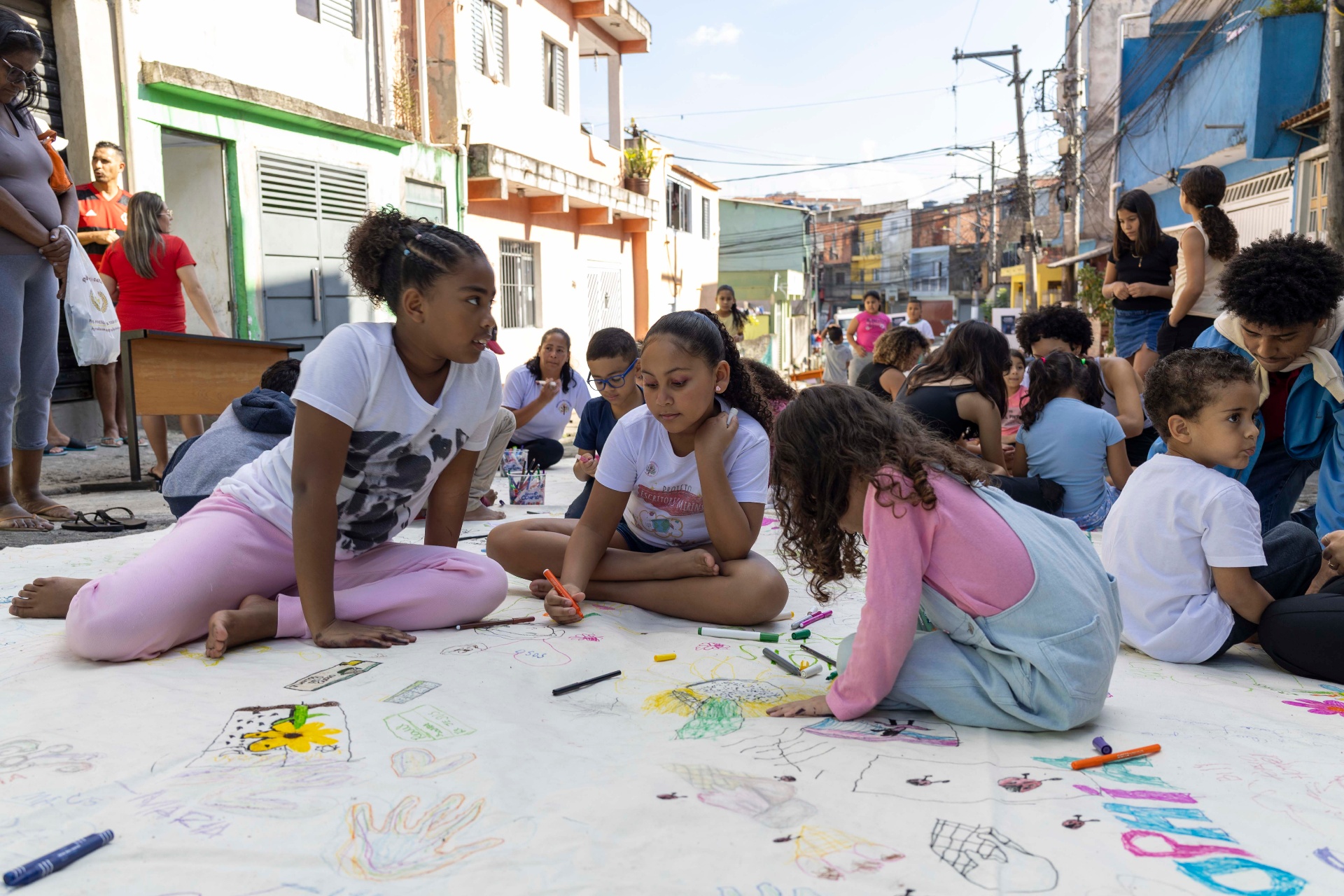 Crianças desenhando juntas na rua