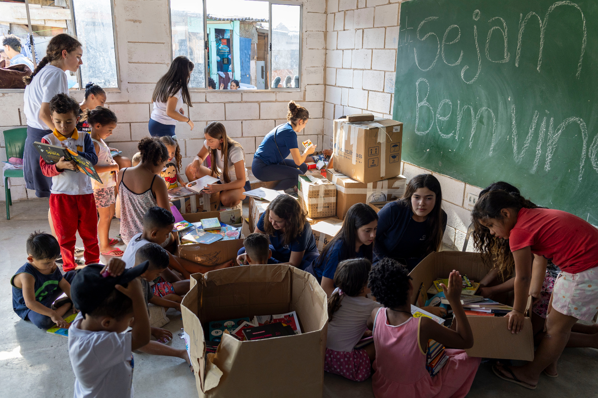 Crianças explorando livros doados