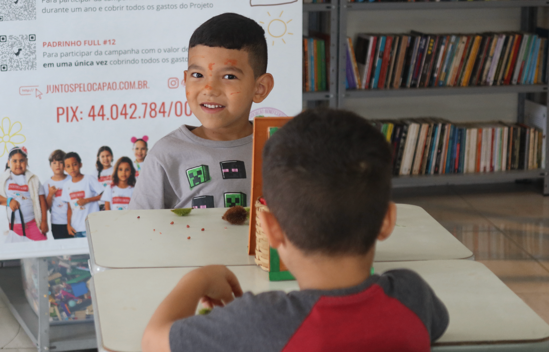 Criança sorrindo durante atividade