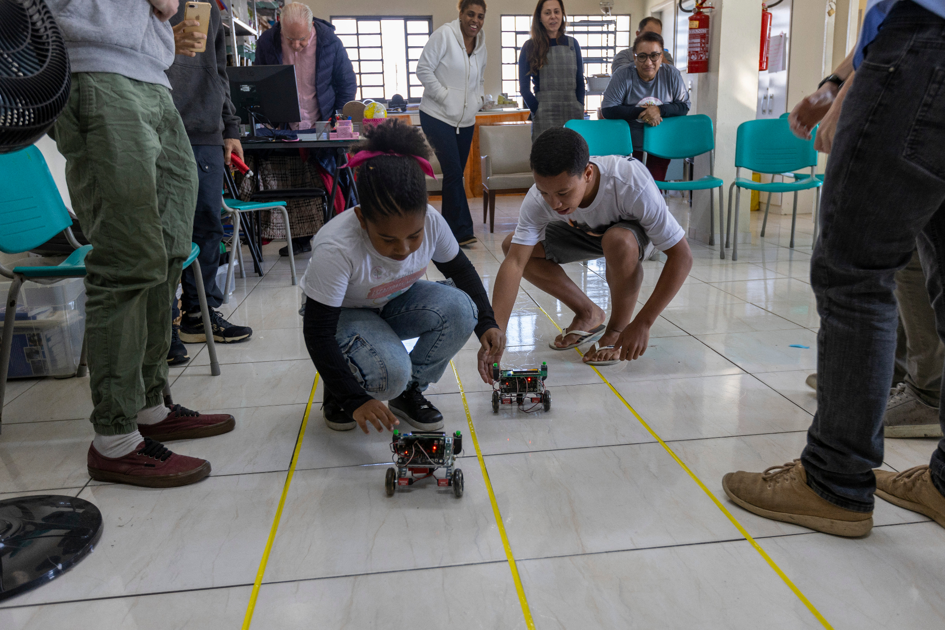 Jovens em oficina de robótica