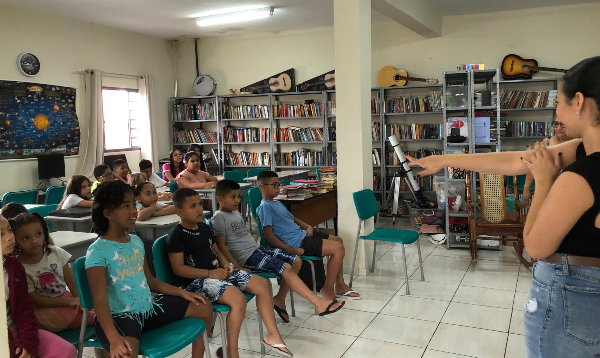 Aula com telescópio na biblioteca